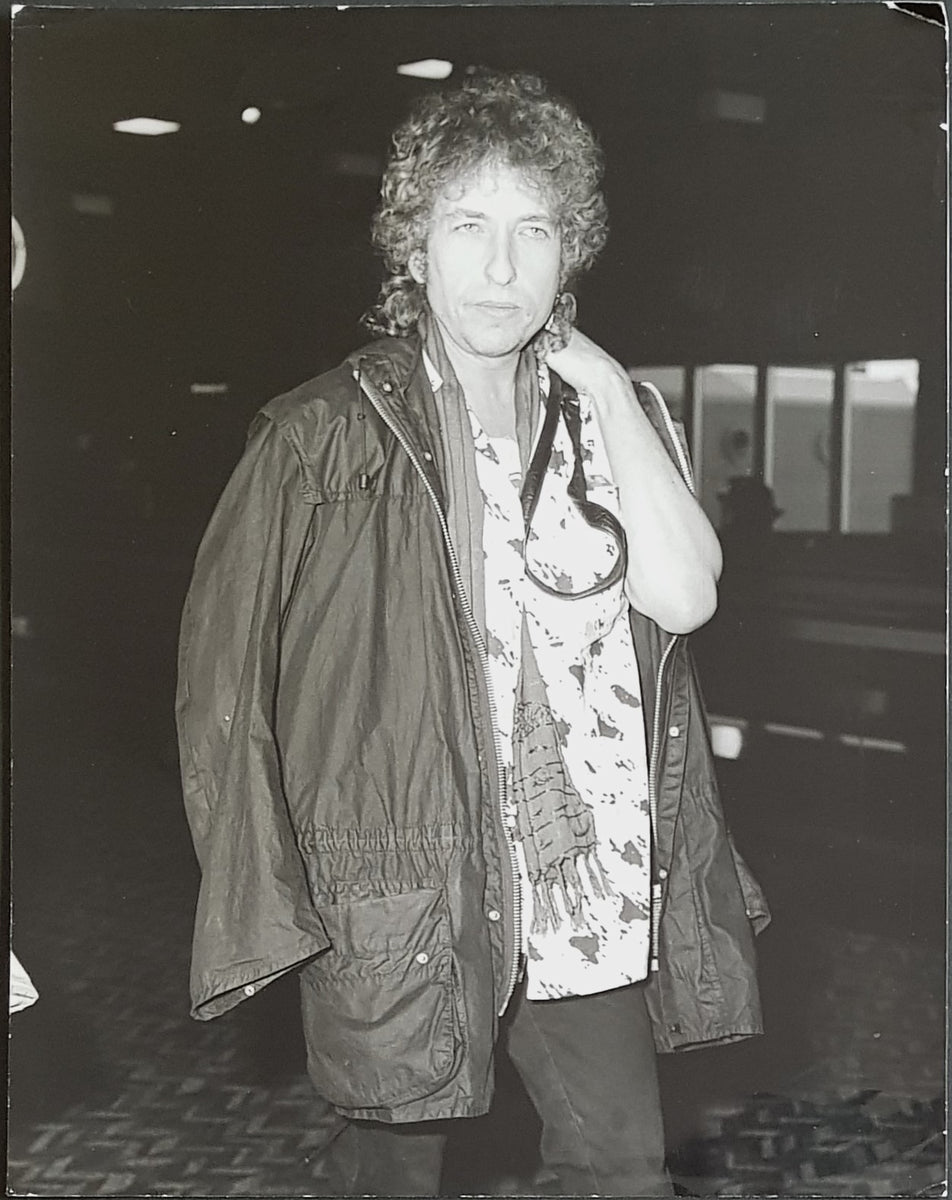 Bob Dylan - Airport Terminal Photograph c.1986 – Vicious Sloth Collectables